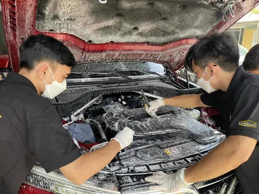 Lựa chọn hàng đầu: Dịch vụ vệ sinh khoang máy ô tô bằng súng phun lốc xoáy với dung dịch Degreaser.