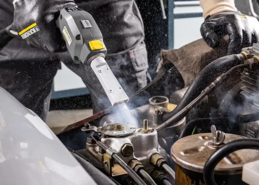 Vệ sinh bằng khí CO2 bắn đá khô là kỹ thuật tương đối khó, không cẩn thận sẽ làm tróc sơn.