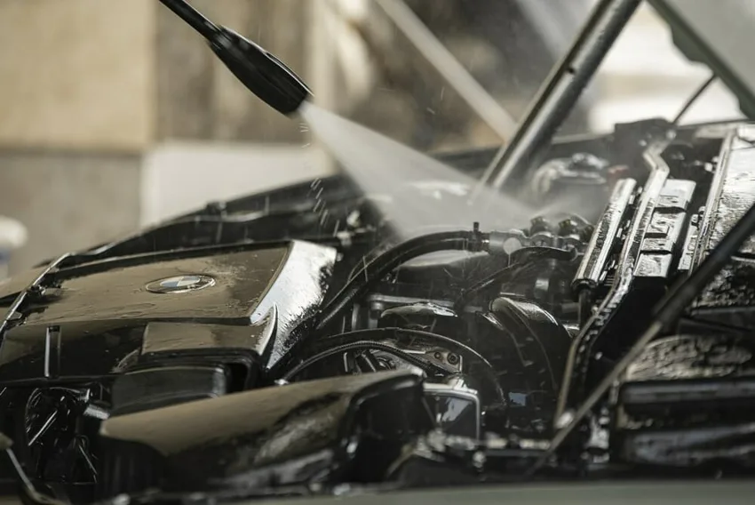 Vệ sinh khoang máy ô tô tại nhà bằng nước lạnh là cách mà nhiều chủ xe thực hiện.