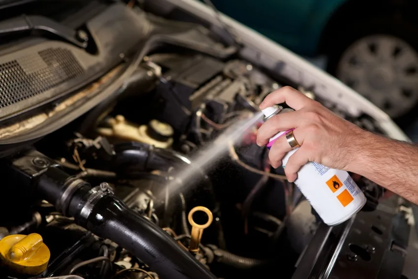 Phương pháp vệ sinh động cơ xe hơi bằng nước lạnh áp lực cao với dung dịch tẩy rửa mạnh.