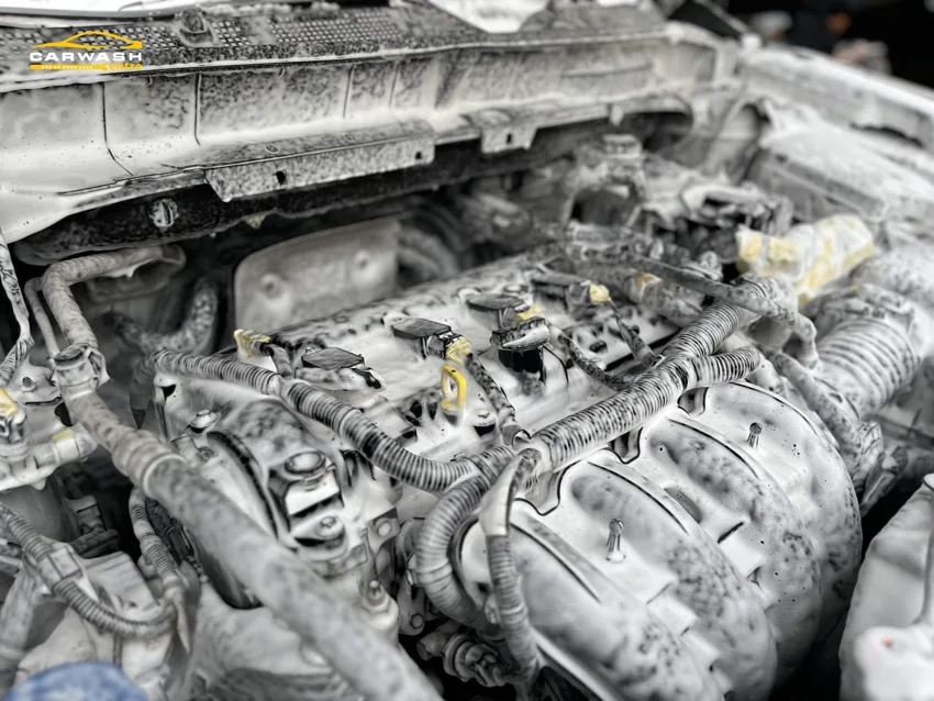 Vệ sinh khoang máy ô tô tại nhà hoặc trung tâm bằng dung dịch không chạm là cách an toàn nhất.