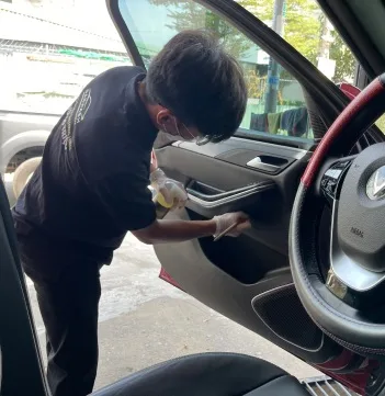 Dịch vụ vệ sinh nội thất ô tô 1