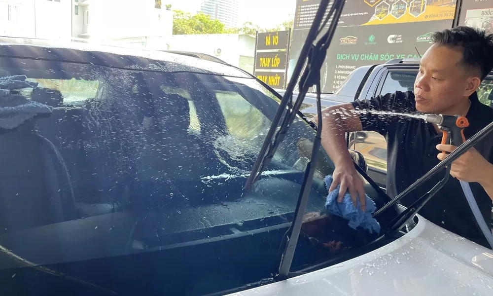 ve sinh kinh xe o to (6)