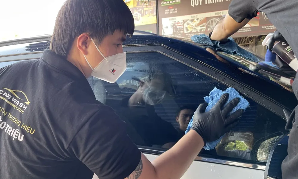 ve sinh kinh xe o to (8)