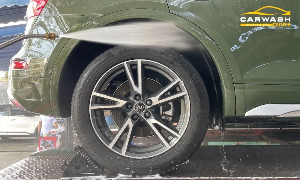 Hốc bánh xe là vị trí cần lưu ý khi rửa xe ô tô. - Car Wash Centre - TPHCM