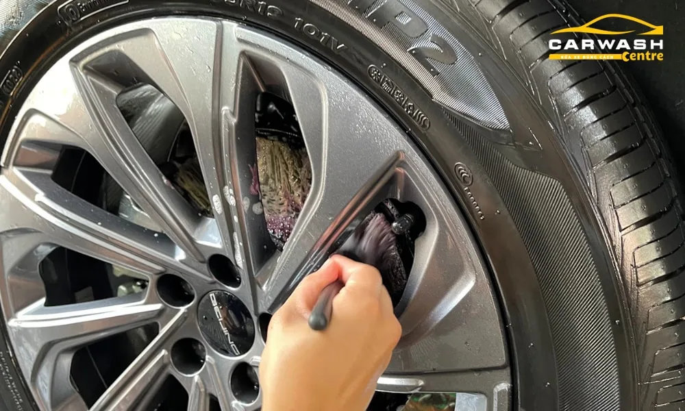 Mâm xe là một trong nhiều vị trí bám bẩn nhất. - Car Wash Centre - TPHCM