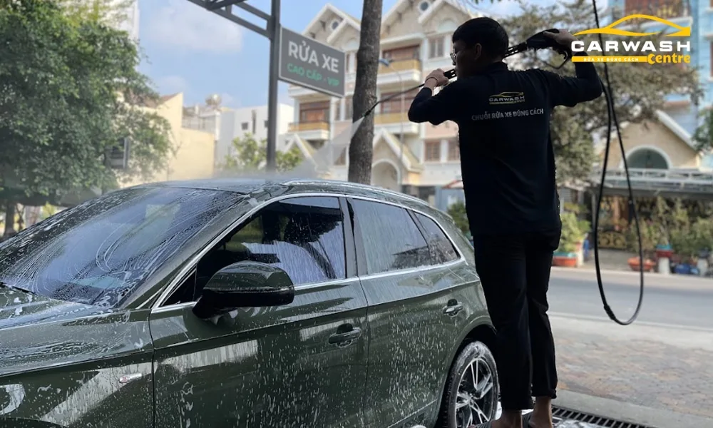 Phủ dung dịch không chạm làm mềm chất bẩn và xịt rửa sơ bộ. - Car Wash Centre - TPHCM