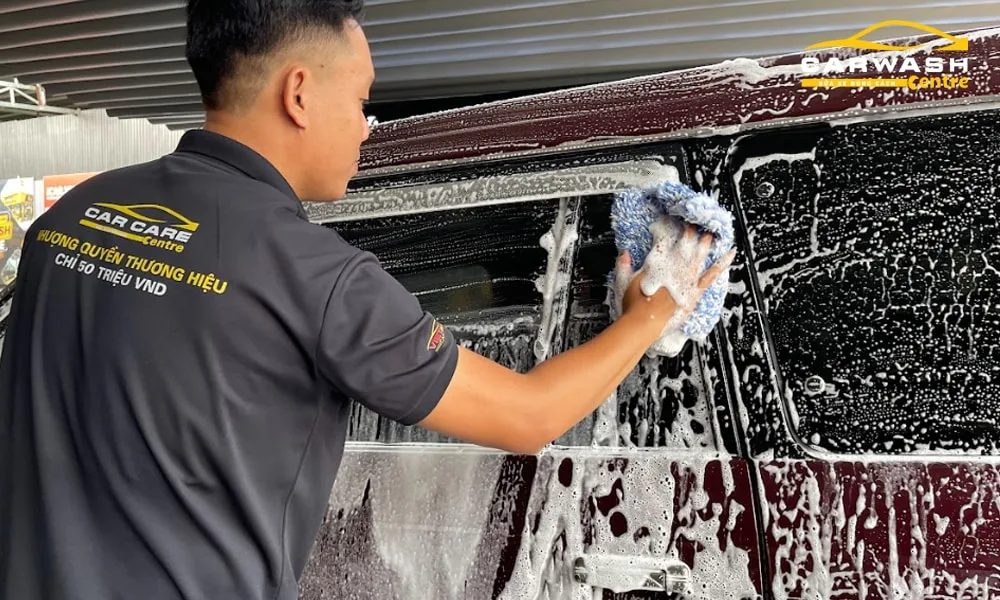 Chú ý đến kính cửa sổ khi rửa xe ô tô. - Car Wash Centre - TP HCM