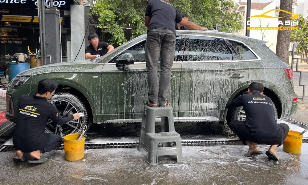 Quy trình rửa xe ô tô chuyên nghiệp tại Car Wash Centre - Quận 7, TP HCM.