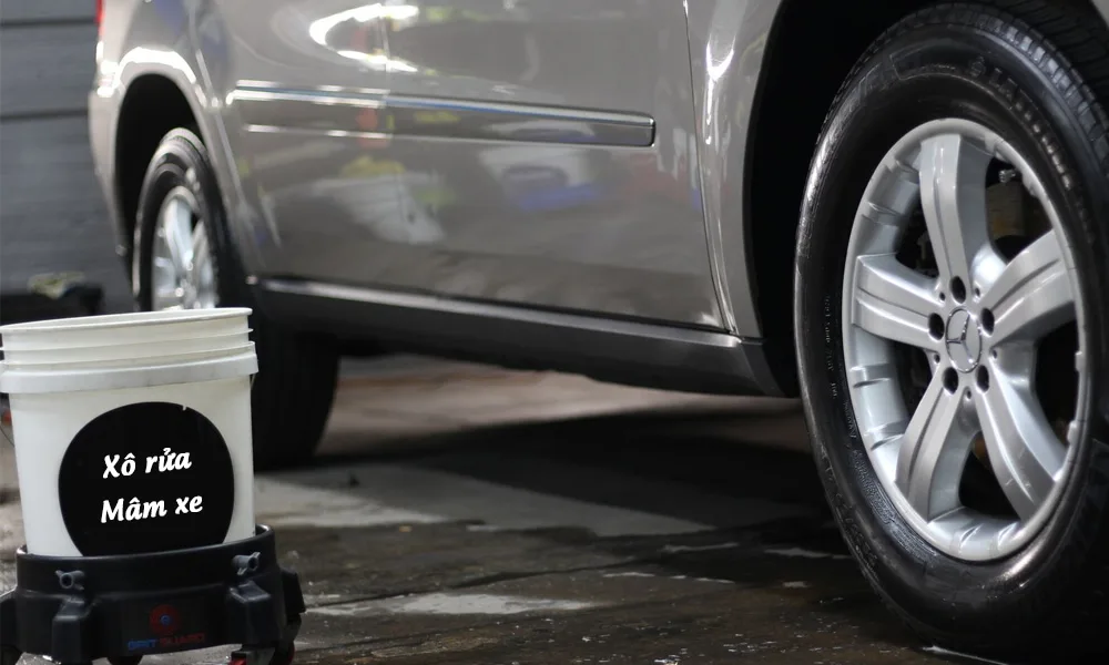 Phương pháp rửa xe ô tô 3 xô: Xô thứ 3 được sử dụng để rửa mâm bánh xe - Car Wash Centre - TPHCM