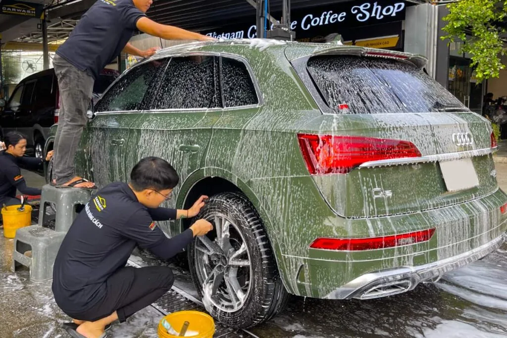 Rửa xe đúng cách tại Car Wash Centre Quận 7, Tp HCM thực hiện nhanh chóng, an toàn với hơn 20 kỹ thuật viên, giúp chủ xe không mất thời gian chờ đơi.
