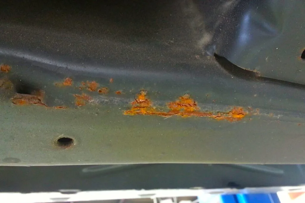 Xuất hiện vết gỉ sét nếu sử dụng dung dịch hoặc kỹ thuật rửa sai cách.