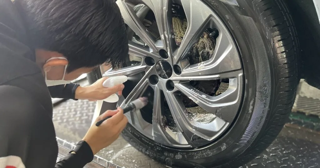 Làm sạch bụi phanh, chất bẩn bám trên mâm lốp ô tô. - Car Wash Centre