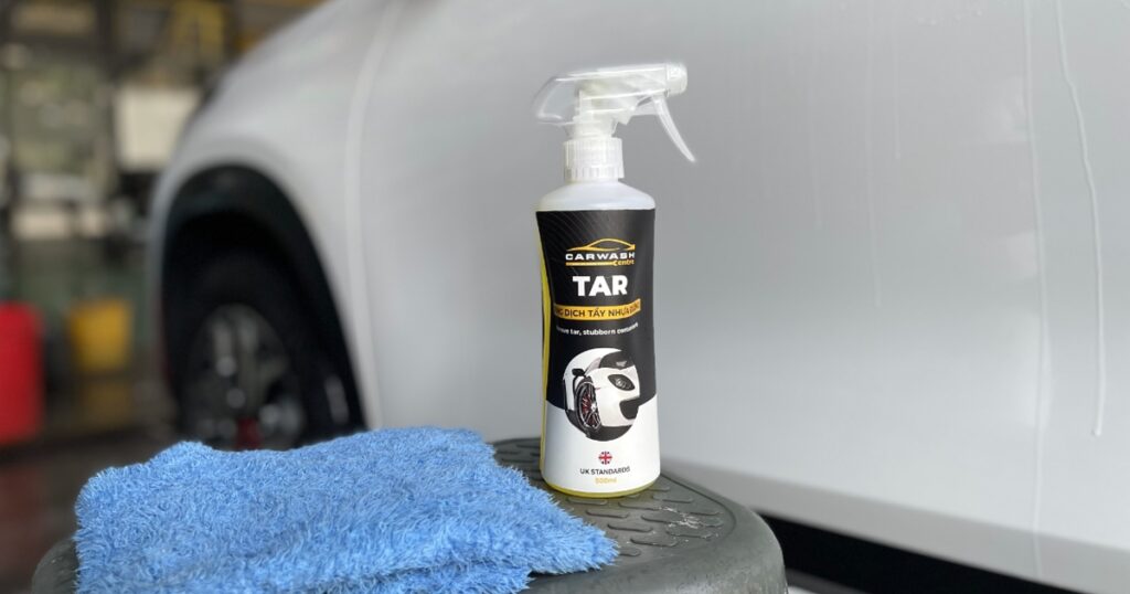 Sử dụng dung dịch khử nhiễm bề mặt để loại bỏ những vệt ố bẩn bám trên bề mặt ô tô. - Car Wash Centre