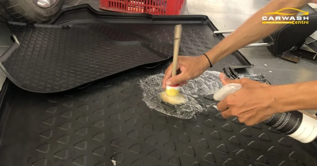 Tháo và tiến hành làm sạch thảm trải sàn nội thất ô tô - Car Wash Centre