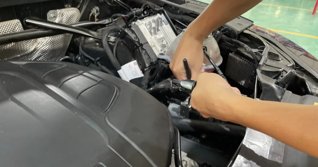 Cẩn thận khi tháo gỡ các chi tiết điện bên trong khoang máy ô tô - Car Wash Centre