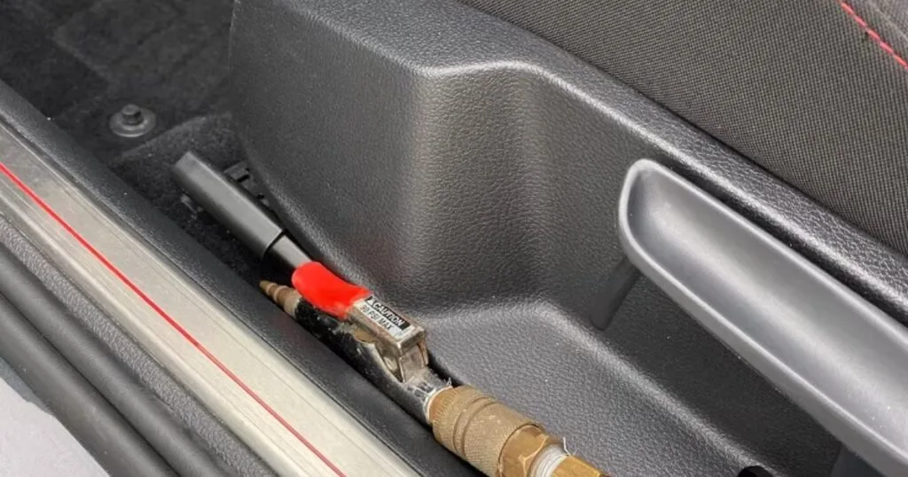 Nhiều khe kẽ, ngóc ngách trong khoang nội thất nên khó vệ sinh sạch sẽ nếu không chú ý kỹ. - Car Wash Centre