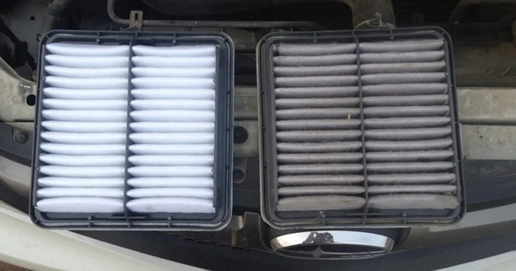 Bộ lọc gió bên trong khoang máy bám nhiều bẩn ảnh hưởng đến hiệu suất hoạt động của động cơ.