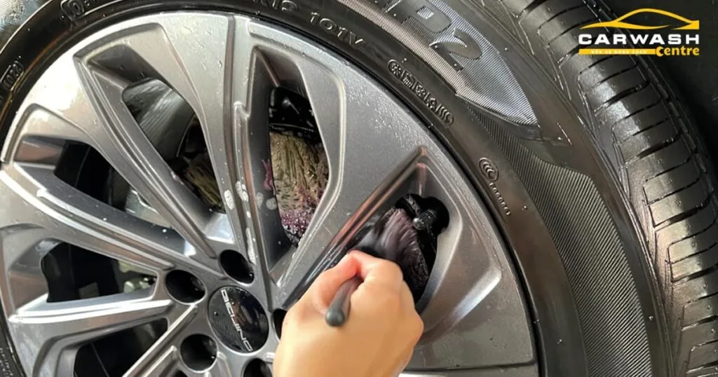 Khu vực mâm xe cần sử dụng bàn chải lông mềm, tránh dùng những bàn chải lông cứng gây trầy xước.