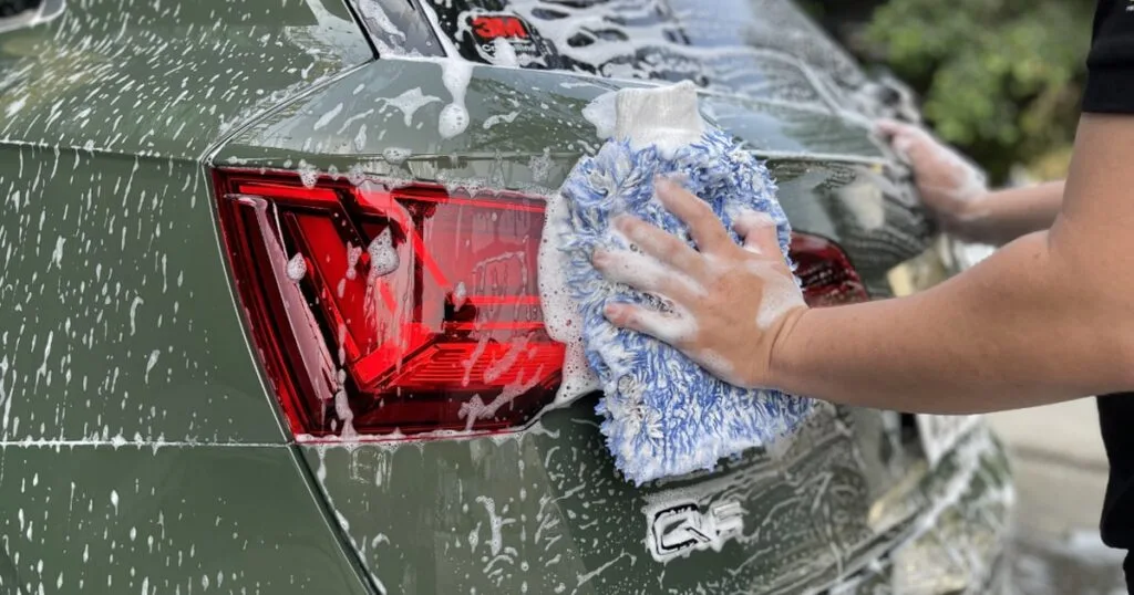 Lau theo từng khu vực, từng vị trí và theo hướng cố định.