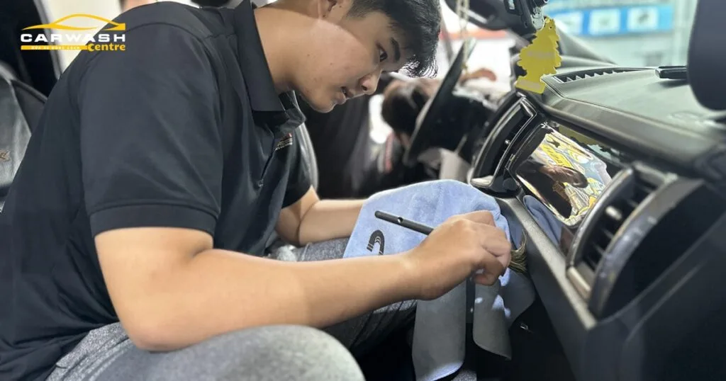 Vệ sinh bảng điều khiển, nút bấm.