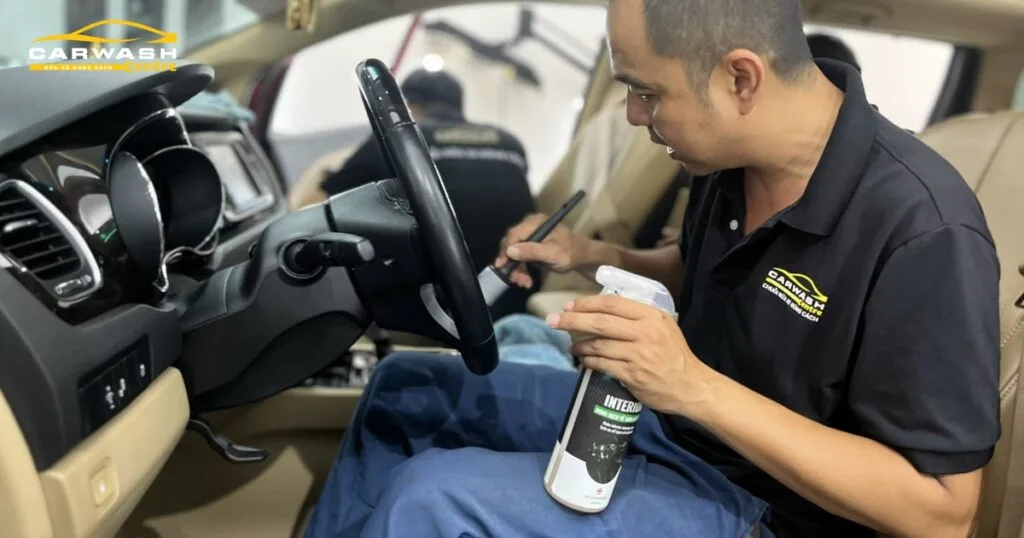 Kỹ thuật viên Car Wash Centre đang thực hiện gói vệ sinh toàn bộ nội thất xe ô tô bằng dung dịch chuyên dụng.