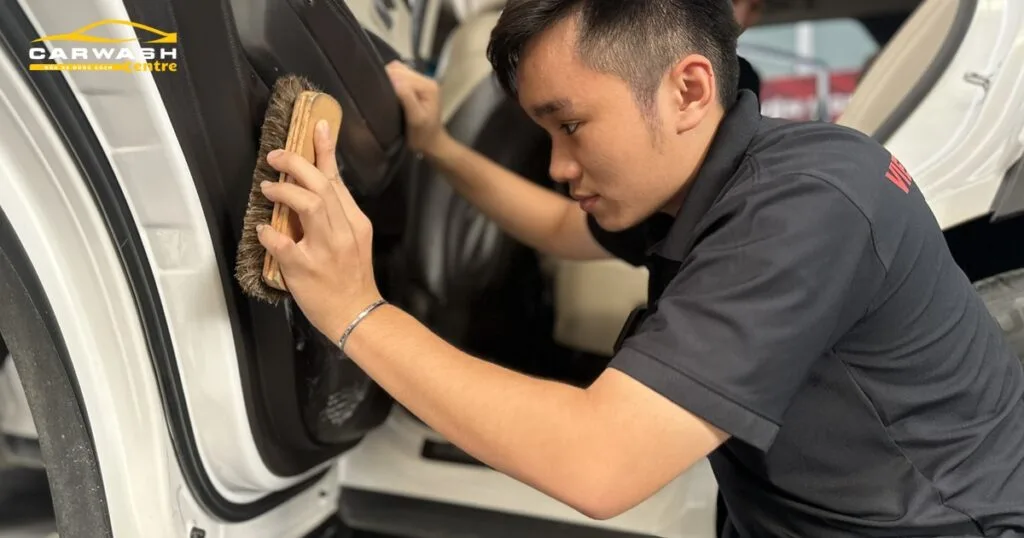 Lau chùi cửa xe ô tô.
