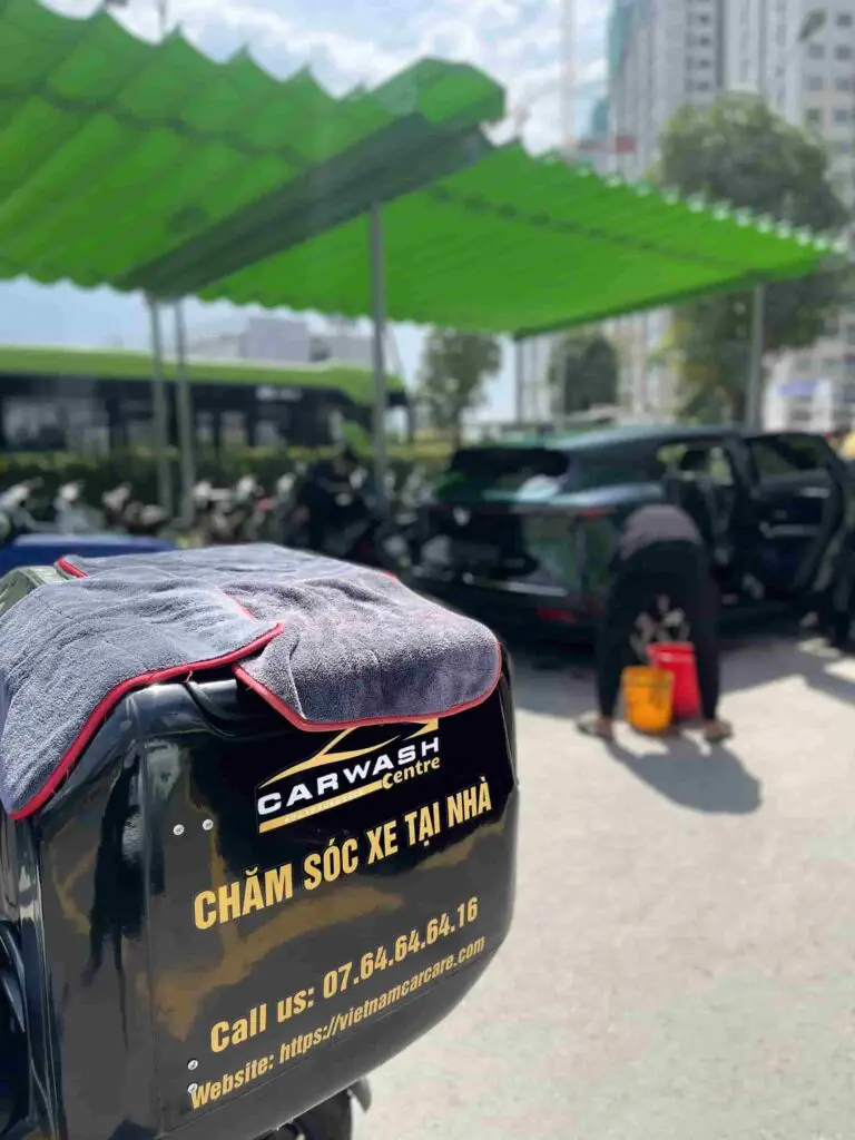 Vệ sinh nội thất ô tô tại nhà ở bãi đỗ xe quận Nhà Bè