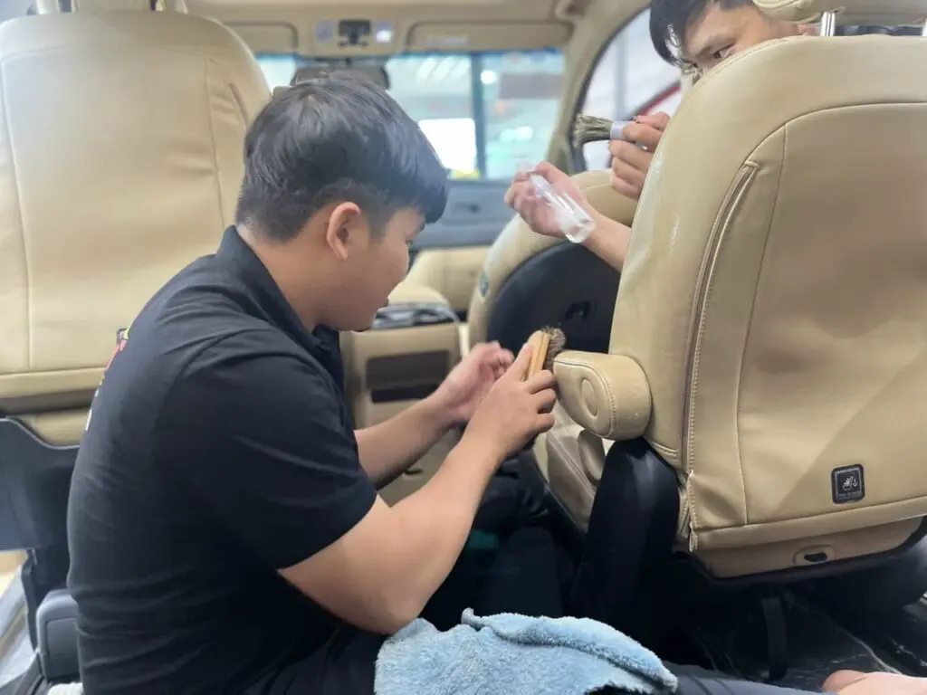 Vệ sinh nội thất xe ô tô nên thực hiện thường xuyên, nhất là với các xe có tần suất sử dụng nhiều.