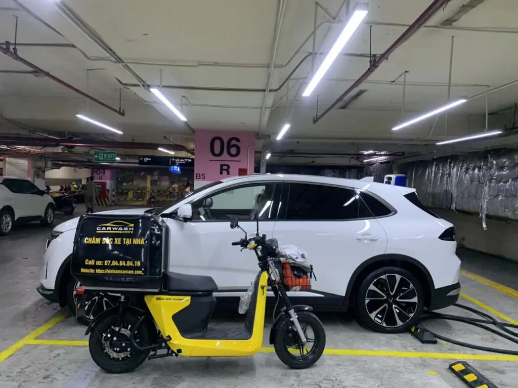 Xe làm vệ sinh nội thất cho khác hhàng tại chung cư TPHCM của Car Wash Centre