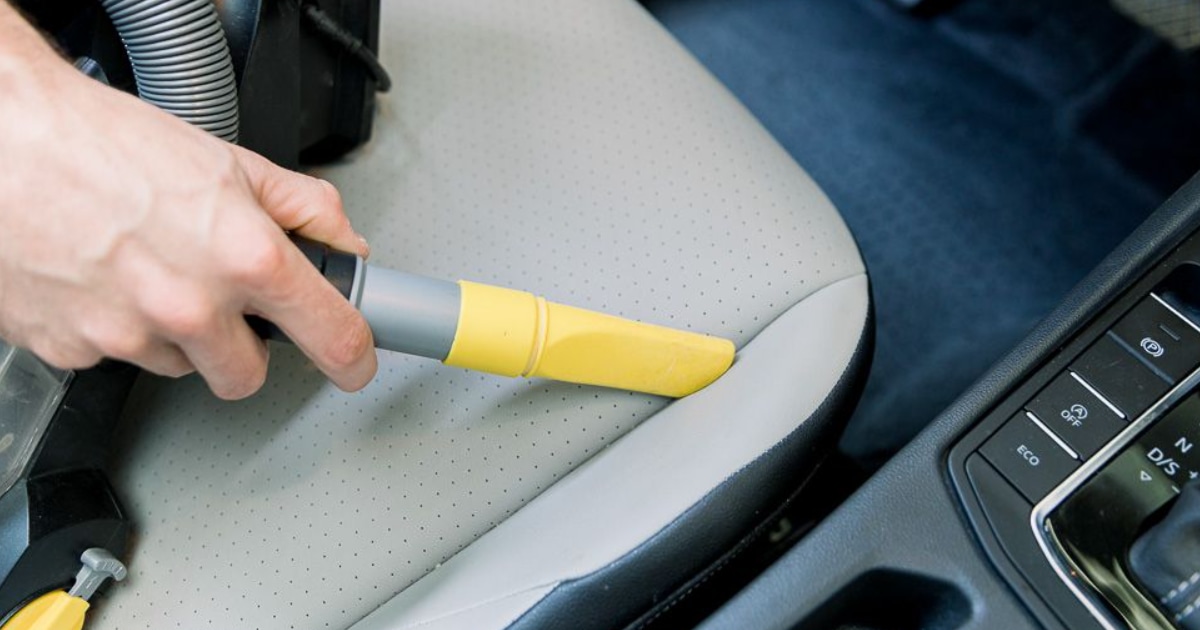 Hút bụi và làm sạch cơ bản bên trong khoang nội thất ô tô.