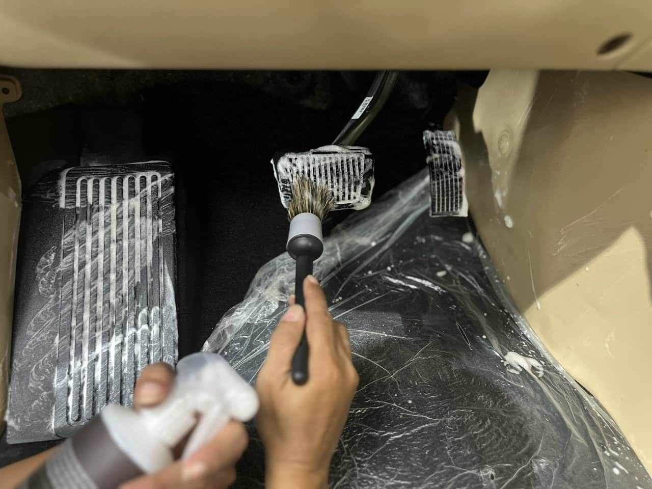 Làm sạch kỹ lưỡng tỉ mỉ từng chi tiết nhỏ trong khoang nội thất ô tô là điều mà đội ngũ kỹ thuật viên của Car Wash Centre luôn thực hiện.