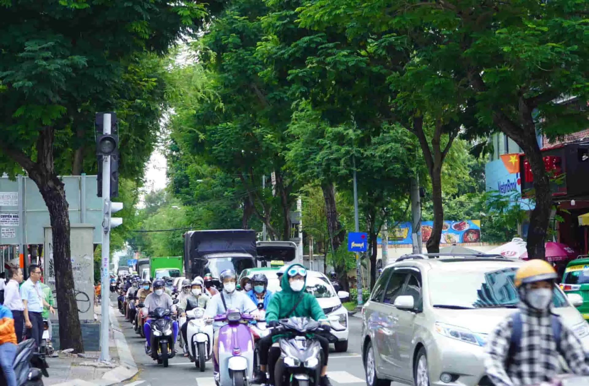 Tắc đường kẹt xe là tình trạng luôn xảy ra tại quận 1 TPHCM khiến nhiều chủ ô tô ái ngại khi tự lái xe đến trung tâm chăm sóc xe.