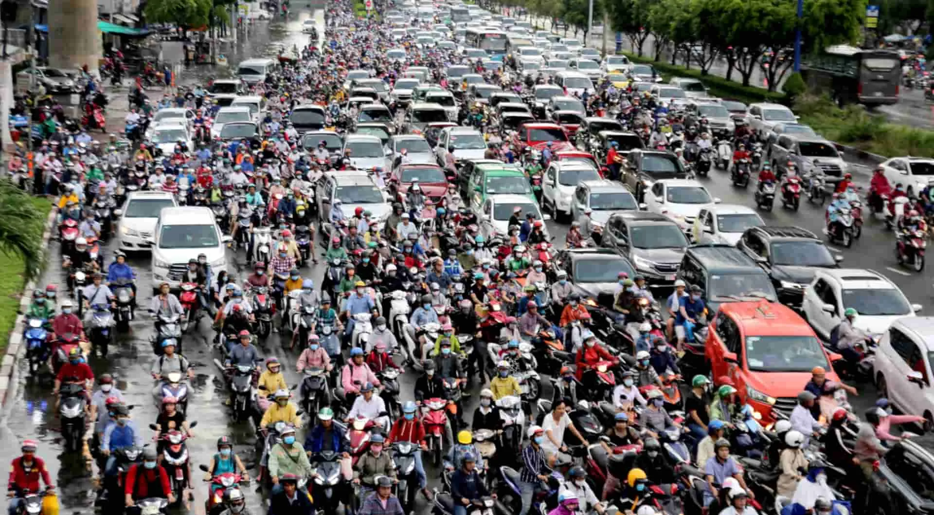 Nếu bạn thường xuyên lái xe hơi tại quận 10, tình trạng kẹt xe, đường ngập nước,... ảnh hưởng xấu đến khoang nội thất ô tô