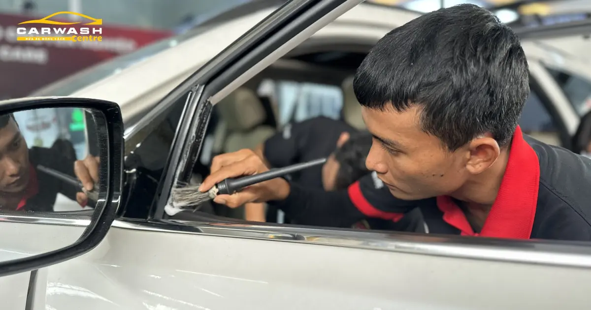 Chi phí dọn vệ sinh nội thất ô tô tại nhà ở quận 3 TPHCM không quá cao, chỉ cần đặt lịch hẹn kỹ thuật viên Car Wash Centre sẽ đến tận nơi.