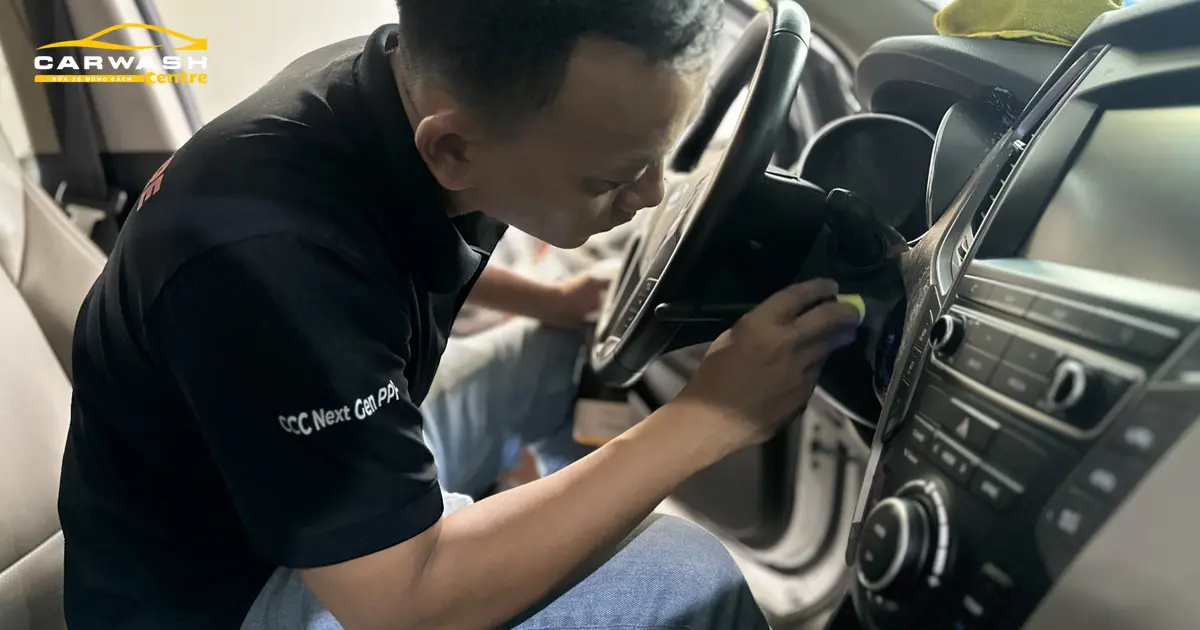 Dọn vệ sinh nội thất ô tô tại nhà nên thực hiện hút bụi bẩn cơ bản 1 lần/tuần.